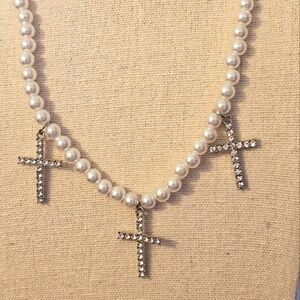 🐿 5/$20 🐿 NEW Elegant Pearl and Silver Rhinestone Cross Necklace N1P82